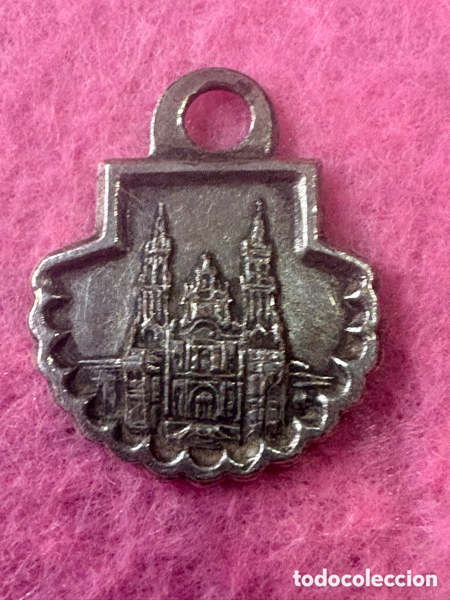 Antig&uuml;edades: Antigua medalla religiosa catedral De Santiago (A1)