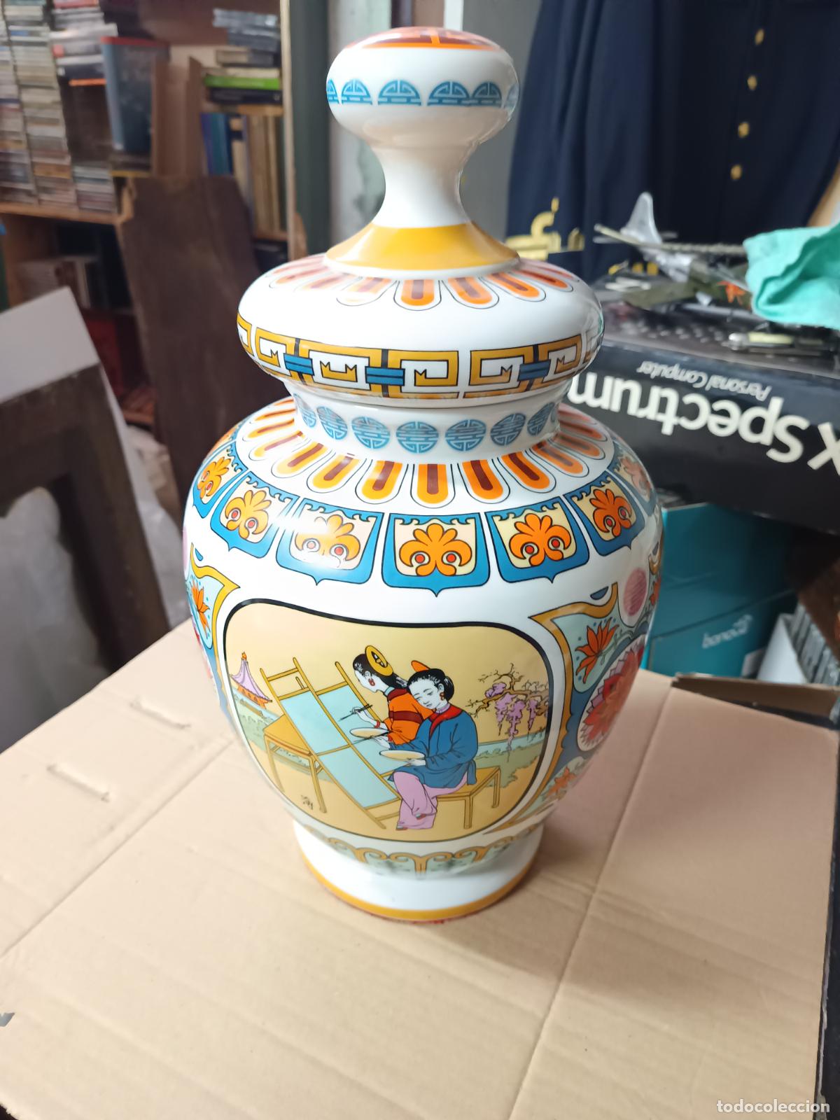 Antig&uuml;edades: GRAN TIBOR DE CERAMICA CON ESCENAS TRADICIONALES JAPONESAS, PORCELANAS T & B ESPA&Ntilde;A. 40 CM. ALTURA-
