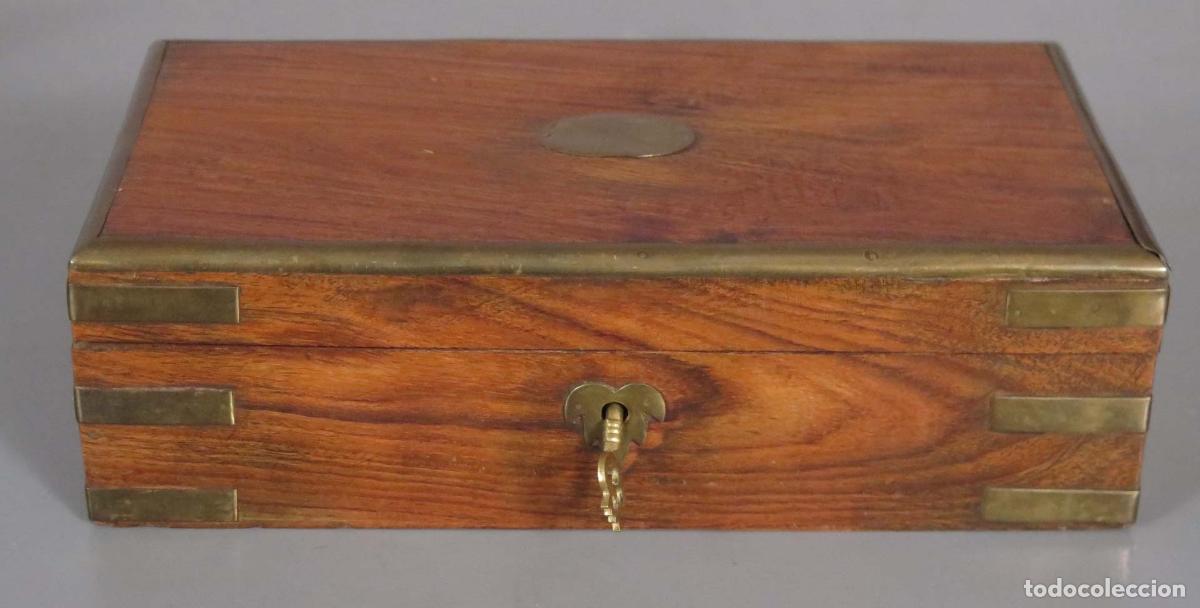 Antig&uuml;edades: CAJA. MADERA NOBLE Y LATON. CON LLAVE. SIGLO XX