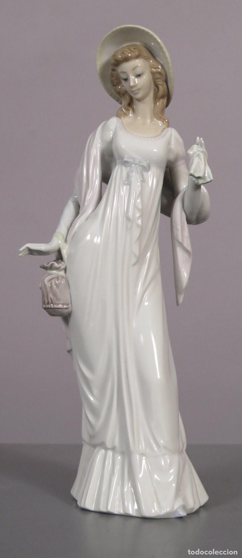 Antig&uuml;edades: Damita de Paseo. LLADRO. PORCELANA.