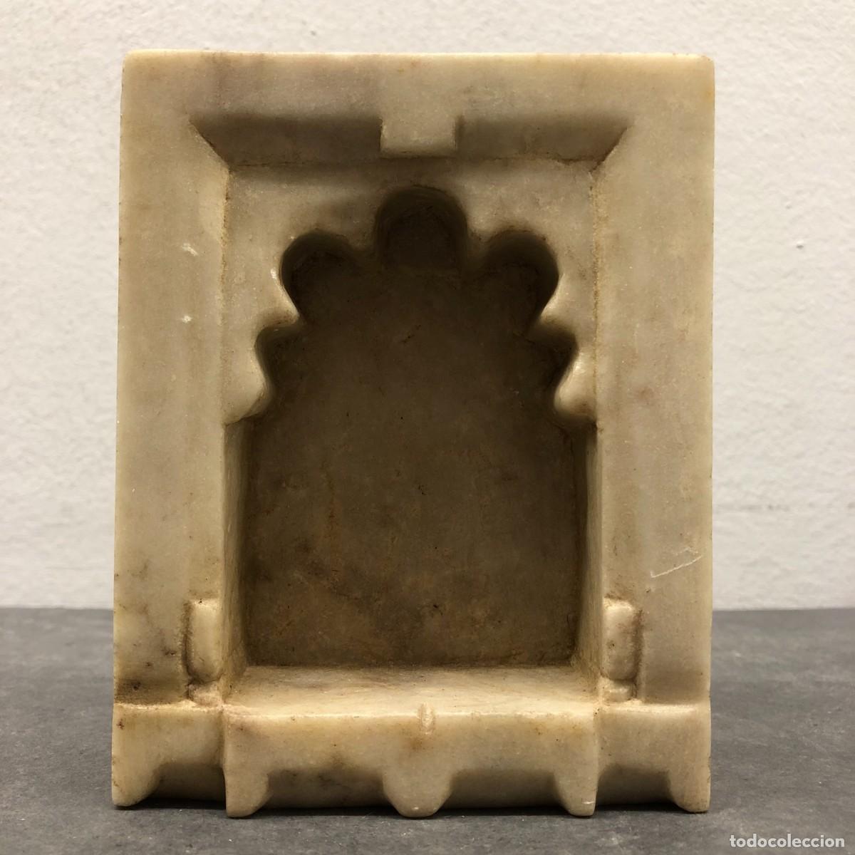 Antig&uuml;edades: NICHO DECORATIVO DE PARED - PEQUE&Ntilde;O SANTUARIO - TALLADO EN MARMOL BLANCO - 14 X 11 X 5 CM / 1722