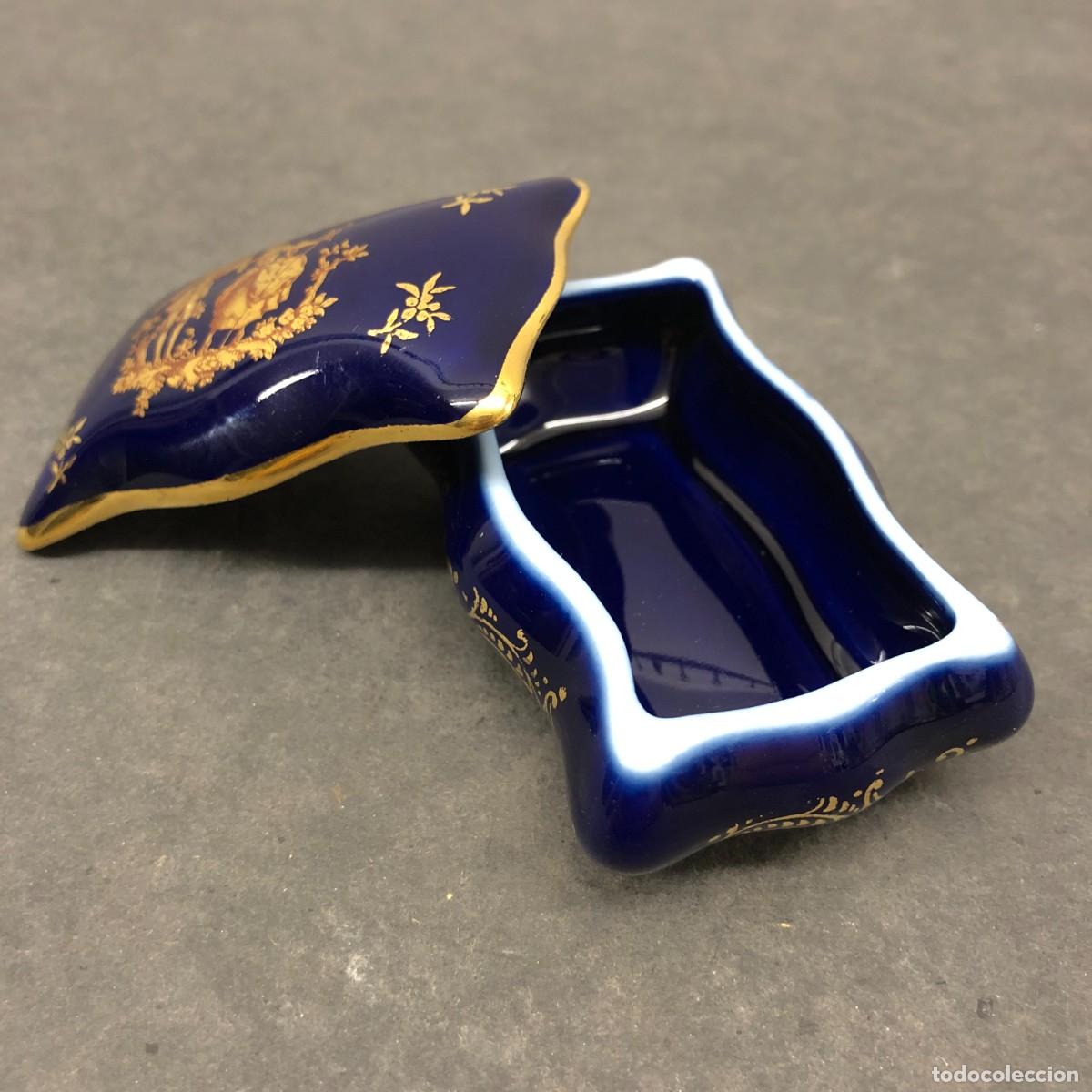 Antig&uuml;edades: PEQUE&Ntilde;A CAJA-JOYERO - DE PORCELANA FRANCESA - LIMOGES - ESCENA CORTESANA - 7 X 4,5 X 3 CM / 1723