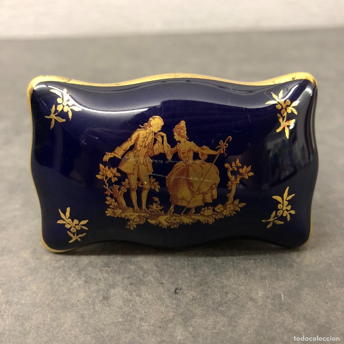 Antig&uuml;edades: PEQUE&Ntilde;A CAJA-JOYERO - DE PORCELANA FRANCESA - LIMOGES - ESCENA CORTESANA - 7 X 4,5 X 3 CM / 1723