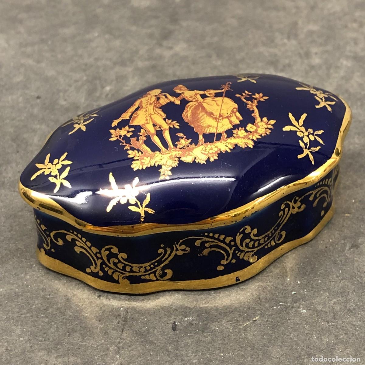Antig&uuml;edades: PEQUE&Ntilde;A CAJA-JOYERO - DE PORCELANA FRANCESA - LIMOGES - ESCENA CORTESANA - 6,5 X 4 X 3 CM / 1724