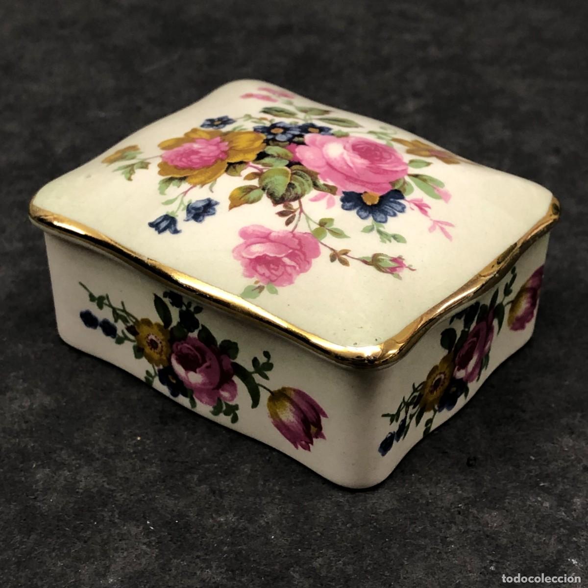Antig&uuml;edades: PEQUE&Ntilde;A CAJA-JOYERO - DE PORCELANA INGLESA - PALISSY - MOTIVOS FLORALES - 6 X 5 X 3 CM / 1726
