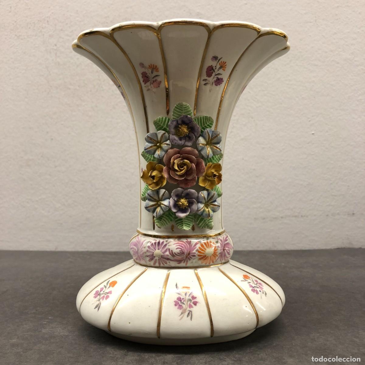 Antig&uuml;edades: FLORERO DE PORCELANA - ESTILO CL&Aacute;SICO - RELIEVES FLORALES - PINTADO A MANO - 20 X 15 X 11 CM / 1730