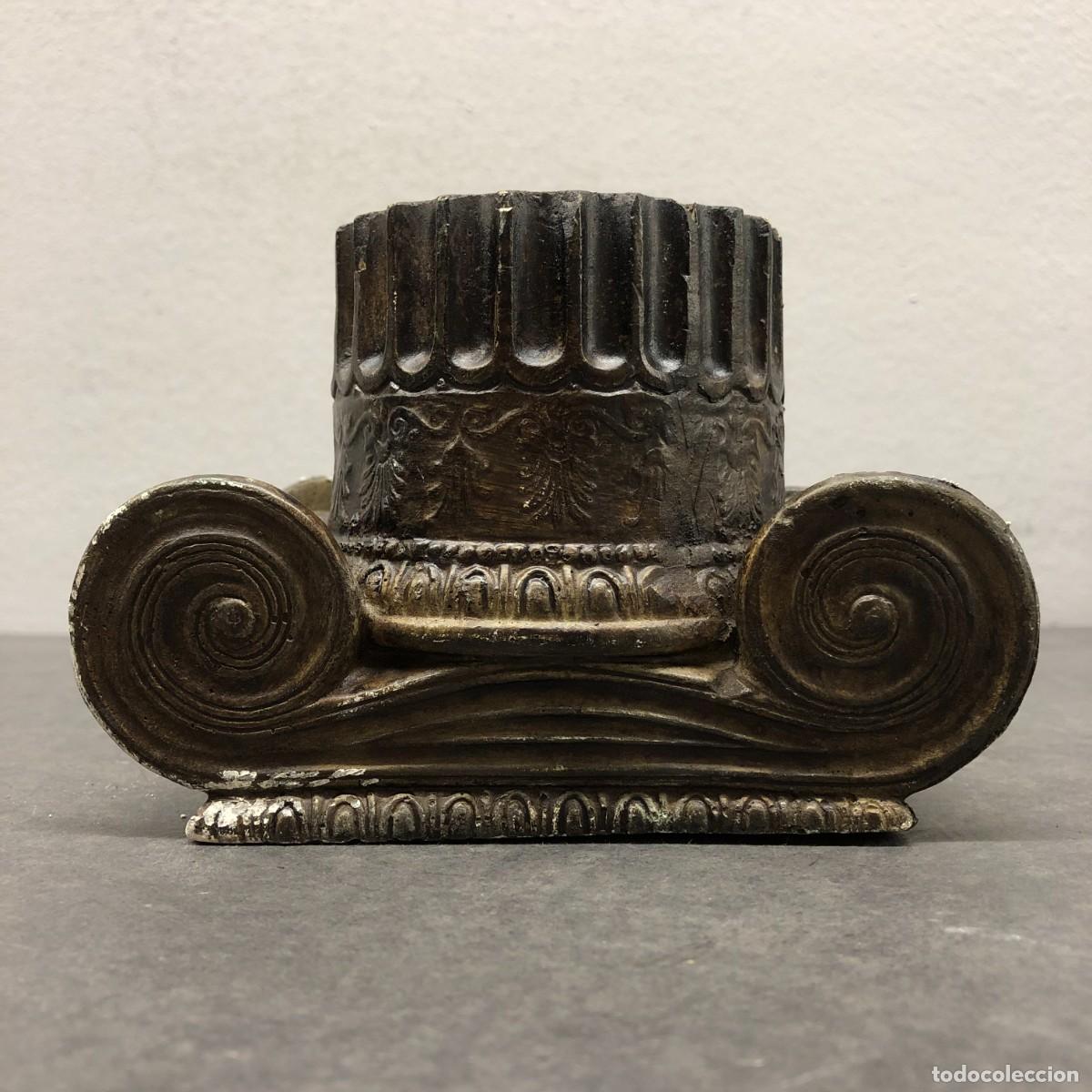 Antig&uuml;edades: SOPORTE PARA VELAS - REPRODUCCI&Oacute;N CAPITEL J&Oacute;NICO - DE YESO O SIMILAR - 11 X 15 X 9,5 CM / 1732