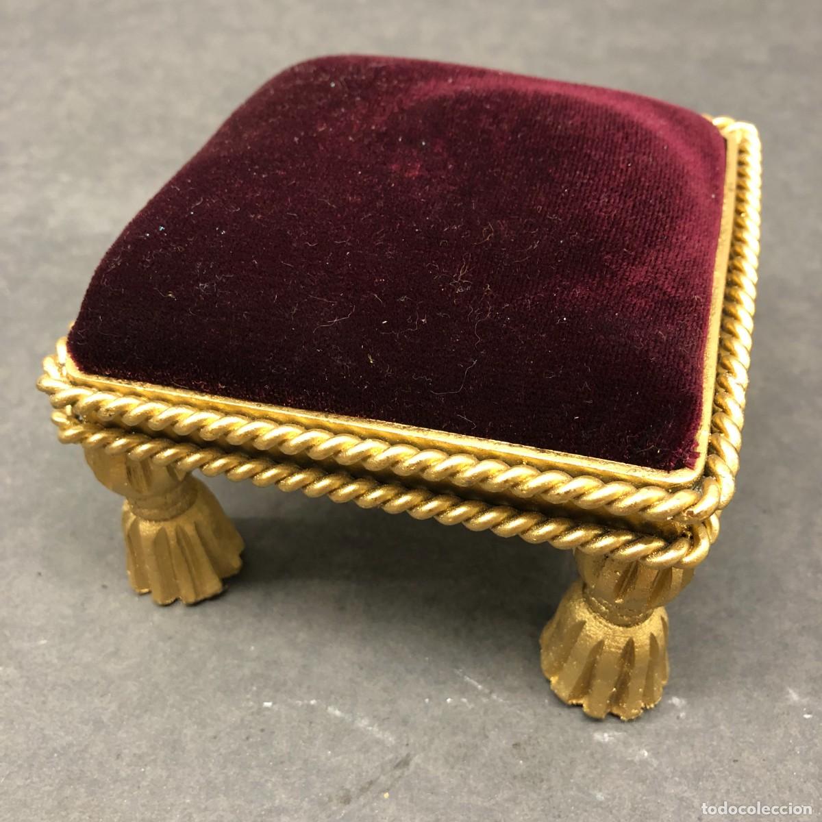 Antig&uuml;edades: ANTIGUO ALFILETERO EN FORMA DE TABURETE - DE LAT&Oacute;N Y TERCIOPELO - 7 X 10 X 10 CM / 1734