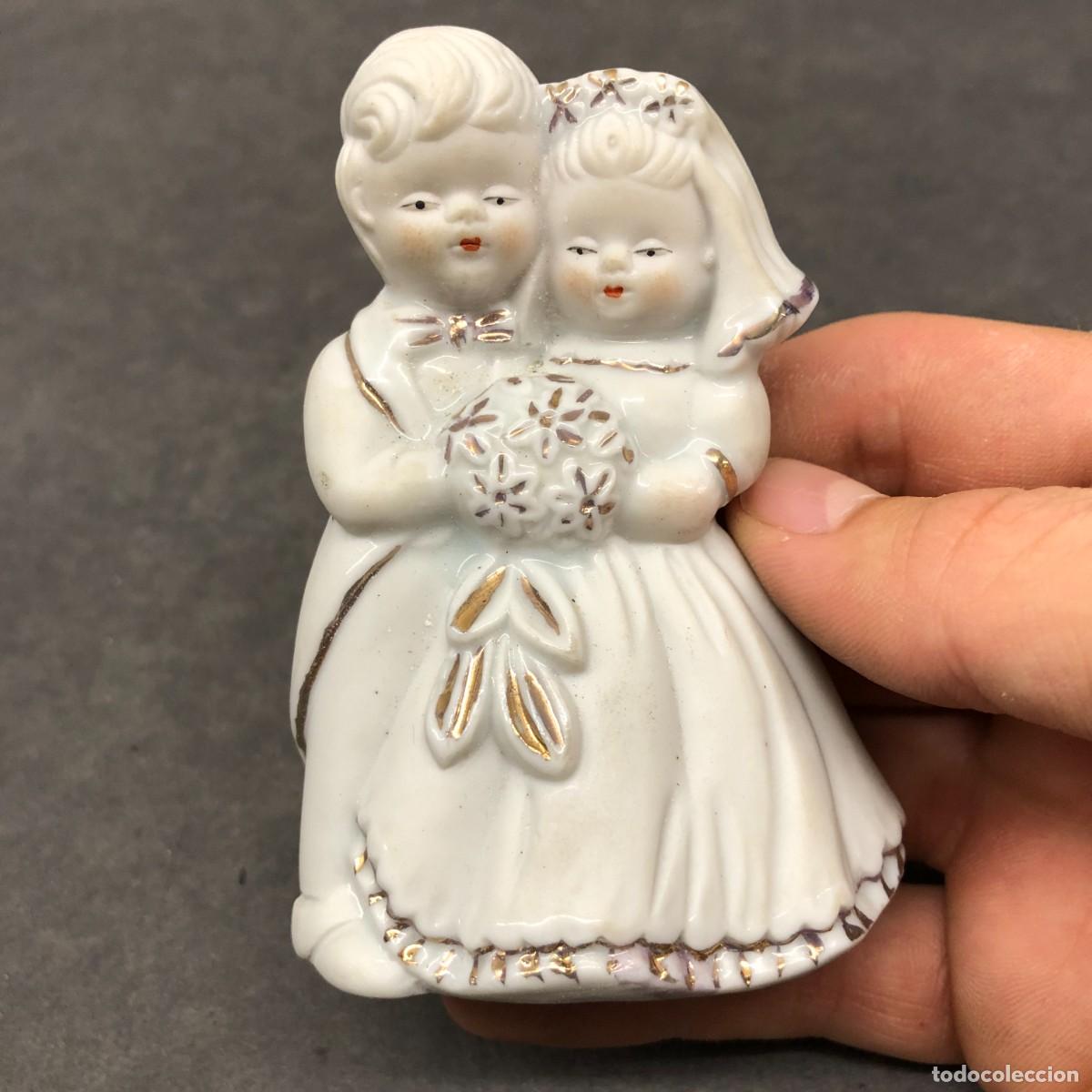 Antig&uuml;edades: FIGURA DECORATIVA PARA TARTA NUPCIAL - DE PORCELANA BLANCA - 8,5 X 6 X 3,5 CM / 1736