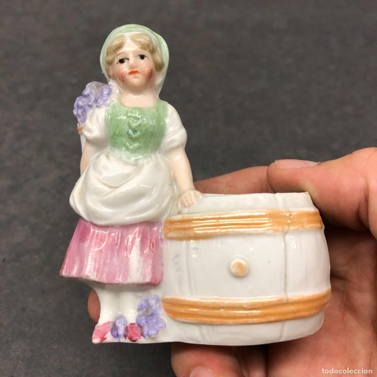 Antig&uuml;edades: ANTIGUO PALILLERO - DE PORCELANA BLANCA - DISE&Ntilde;O MODERNISTA - 8 X 7 X 4 CM / 1737