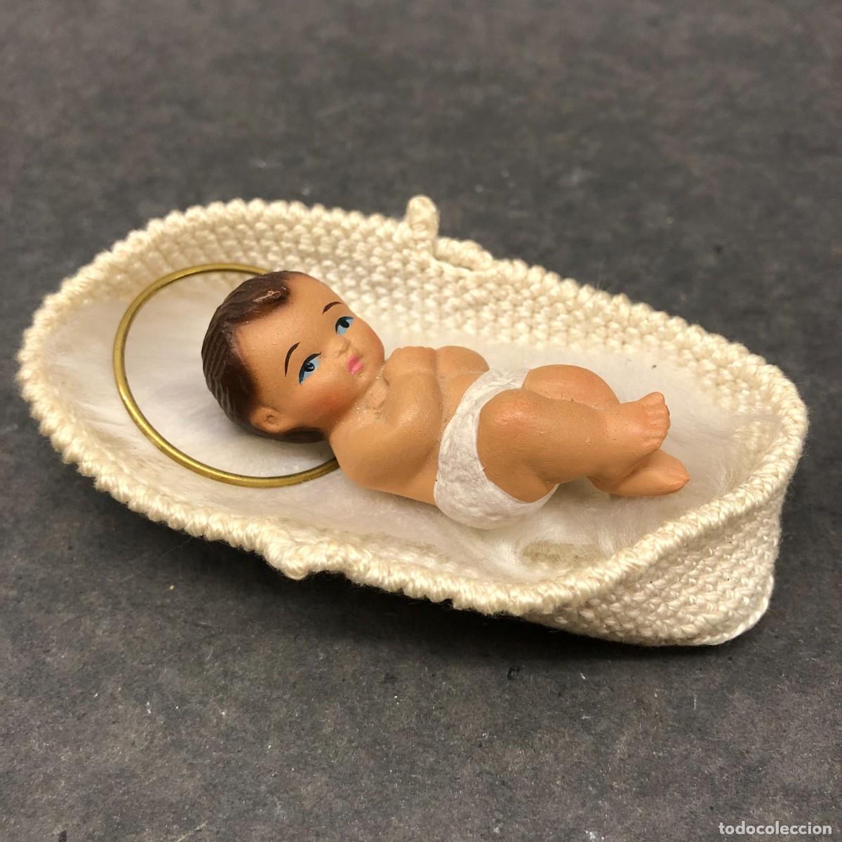 Antig&uuml;edades: PEQUE&Ntilde;A FIGURA DEL NI&Ntilde;O JESUS EN LA CUNA - DE PORCELANA - LECHO DE TEJIDO - 10 X 4,5 X 3 CM / 1738