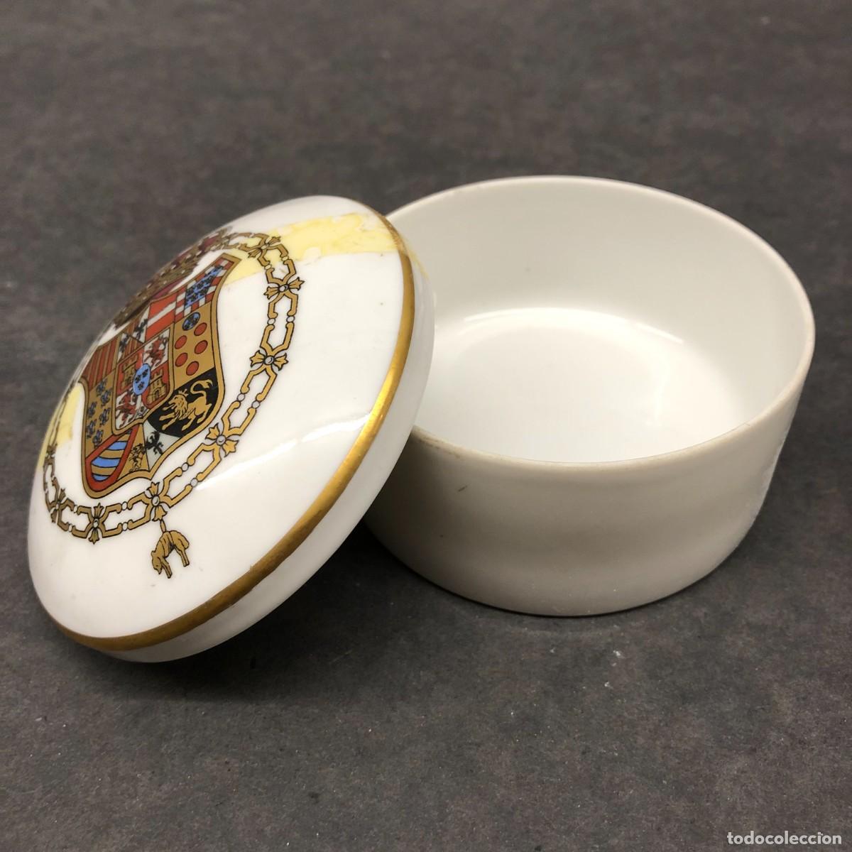 Antig&uuml;edades: CAJA DE PORCELANA COMMEMORATIVA DE BIDASOA - ESCUDO DE ARMAS DE ESPA&Ntilde;A - 8 X 6 CM / 1740
