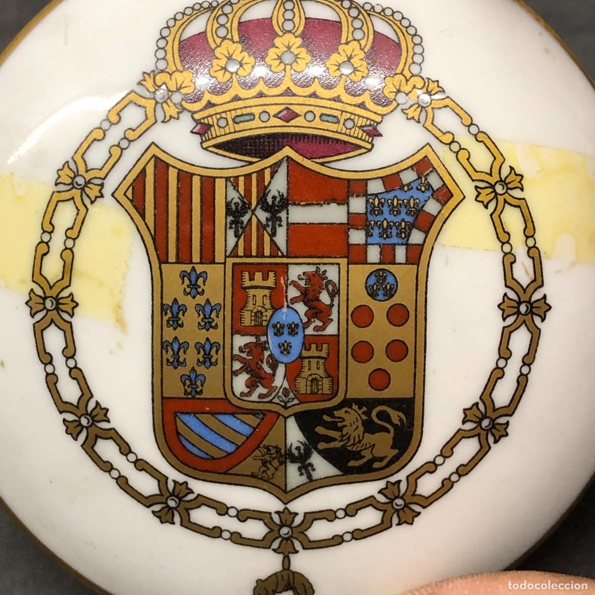 Antig&uuml;edades: CAJA DE PORCELANA COMMEMORATIVA DE BIDASOA - ESCUDO DE ARMAS DE ESPA&Ntilde;A - 8 X 6 CM / 1740
