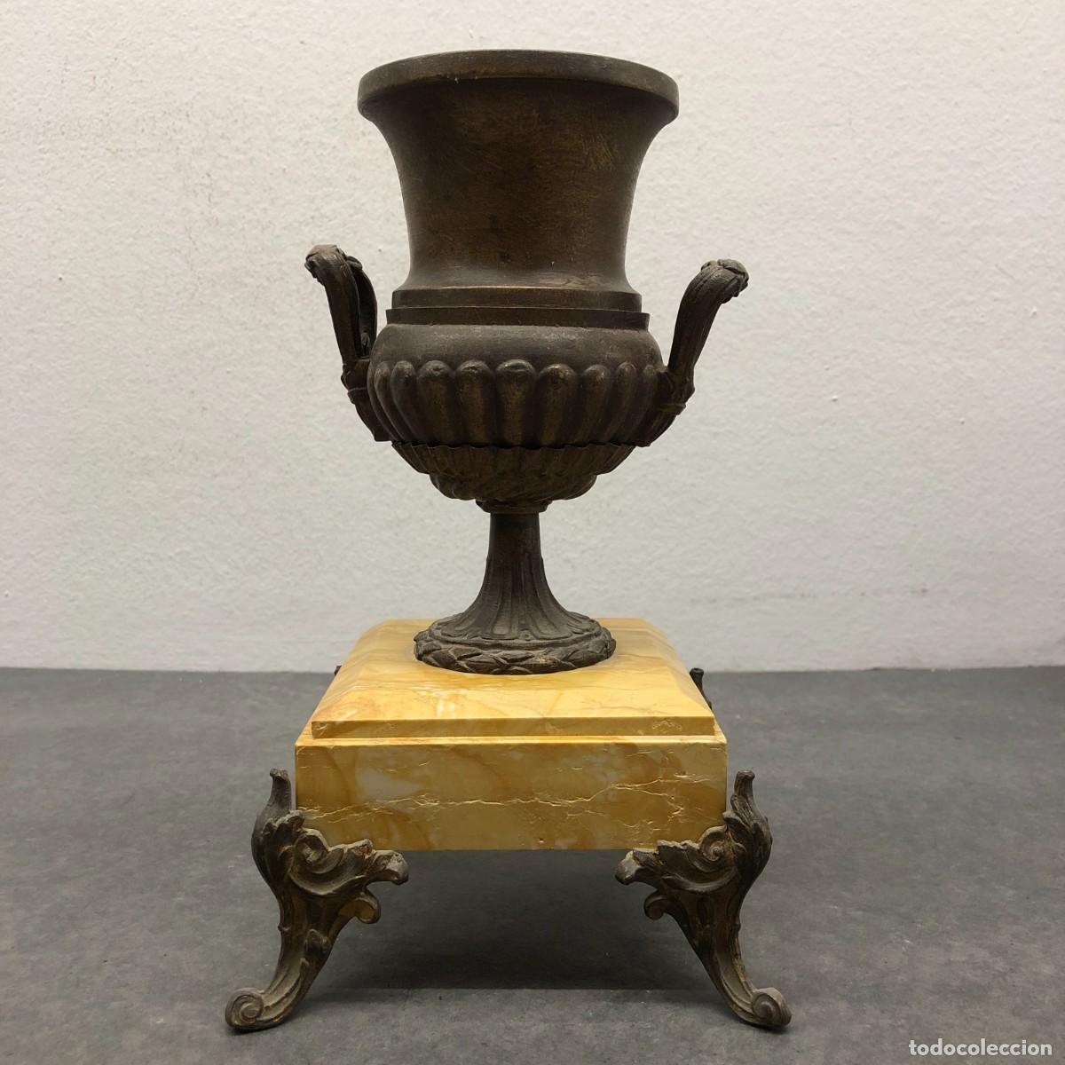 Antig&uuml;edades: COPA O URNA ESTILO IMPERIO O MEDICI - DE BRONCE SOBRE BASE DE MARMOL AMARILLO - 26 X 15 CM / 1741