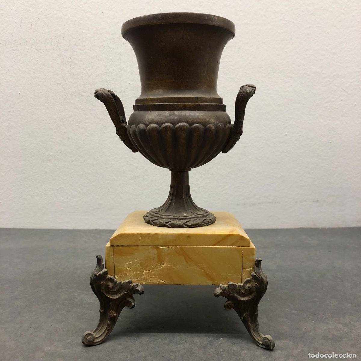 Antig&uuml;edades: COPA O URNA ESTILO IMPERIO O MEDICI - DE BRONCE SOBRE BASE DE MARMOL AMARILLO - 26 X 15 CM / 1742