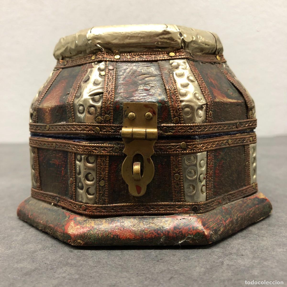 Antig&uuml;edades: ANTIGUA CAJA DE MADERA OCTOGONAL - REVESTIMIENTOS DE METAL - ESTILO ASI&Aacute;TICO - 8,5 X 12 CM / 1743