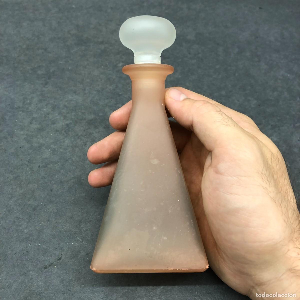 Antig&uuml;edades: ANTIGUA BOTELLA DE PERFUME - DE VIDRIO ESMERILADO ROSA - 14,5 X 6,5 X 6,5 CM / 1744
