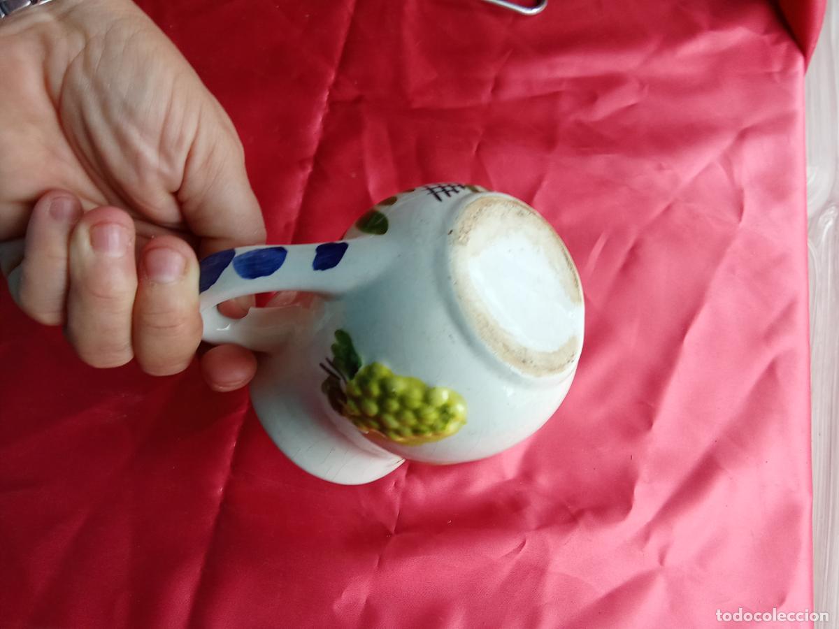 Antig&uuml;edades: Jarra de Manises decorada con frutas. Vitrina 4 - Foto 3