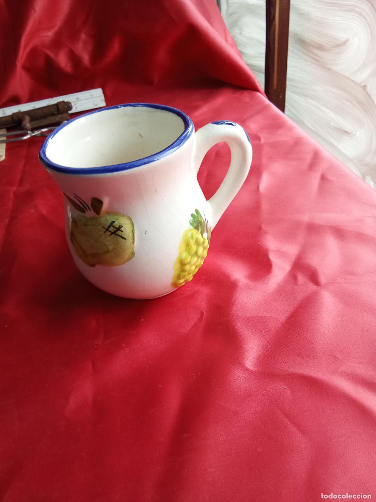 Antig&uuml;edades: Jarra de manises decorada con frutas. Vitrina 4