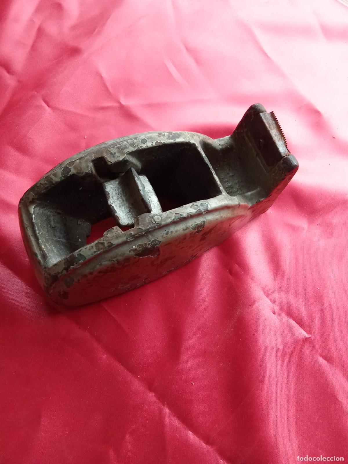 Antig&uuml;edades: Soporte de hierro de celo para embalar de hierro, antiguo, a&ntilde;os 30/40. Vitrina 11