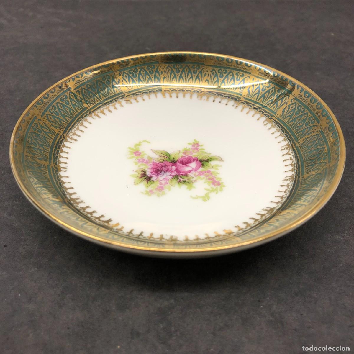 Antig&uuml;edades: PLATO DECORATIVO DE PORCELANA VINTAGE - MOTIVO FLORAL CENTRAL - 12 X 3 CM / 1752