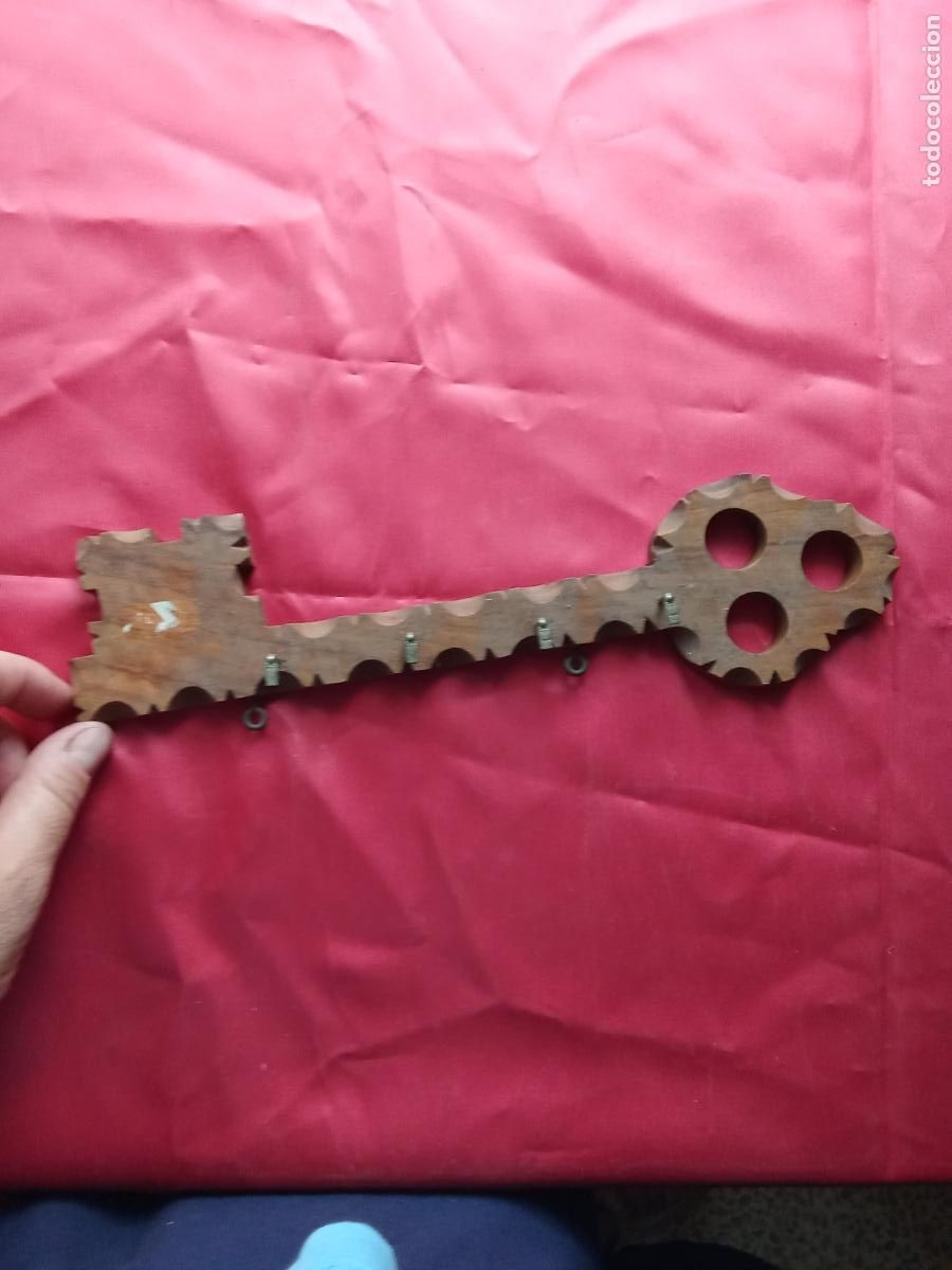 Antig&uuml;edades: Vieja llave de madera para colgar. Vitrina 10