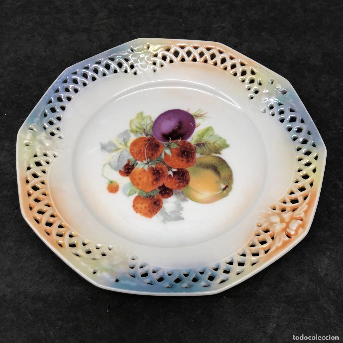 Antig&uuml;edades: PLATO DECORATIVO DE PORCELANA VINTAGE - MOTIVO DETALLADO DE FRUTAS - 17,5 X 2,5 CM / 1753