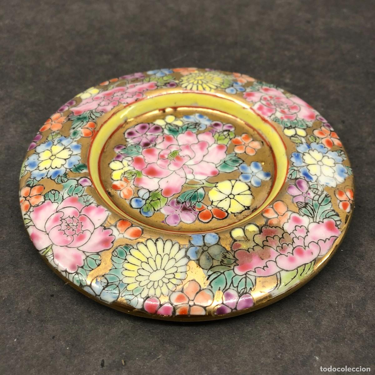 Antig&uuml;edades: PLATO DECORATIVO DE PORCELANA CHINA - MOTIVOS FLORALES - ESTILO MIL FLORES - 12 CM &Oslash; / 1754