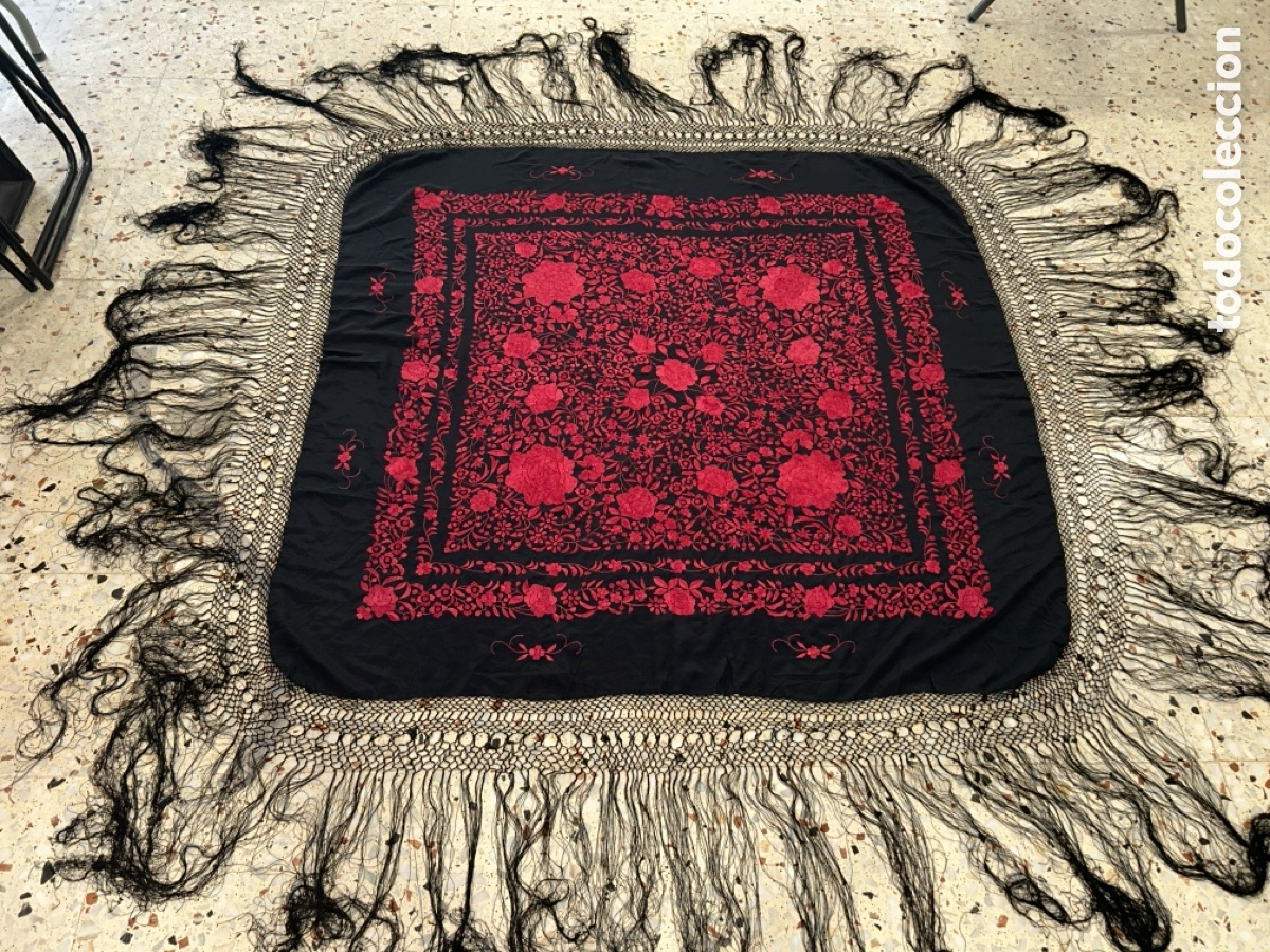 Antig&uuml;edades: MANT&Oacute;N DE MANILA CON MOTIVOS FLORALES EN COLOR ROJO 1&rsquo;35 CM X 1&rsquo;30 CM*VER FOTOS*