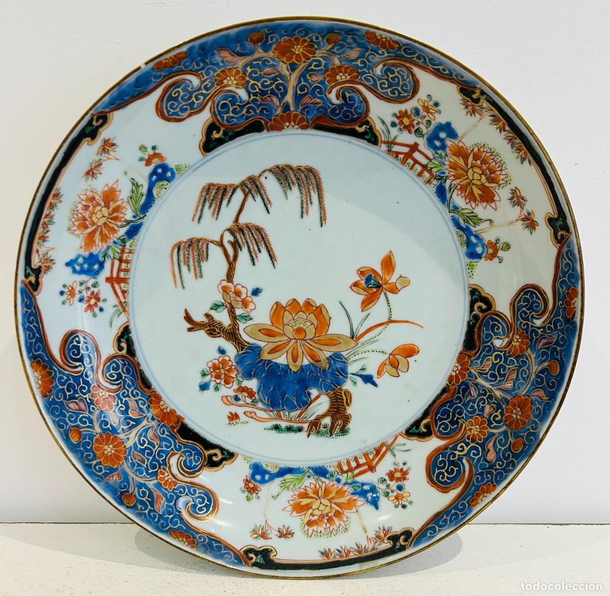 Antig&uuml;edades: Plato Imari en porcelana. China. Qianlong. Siglo XVIII.