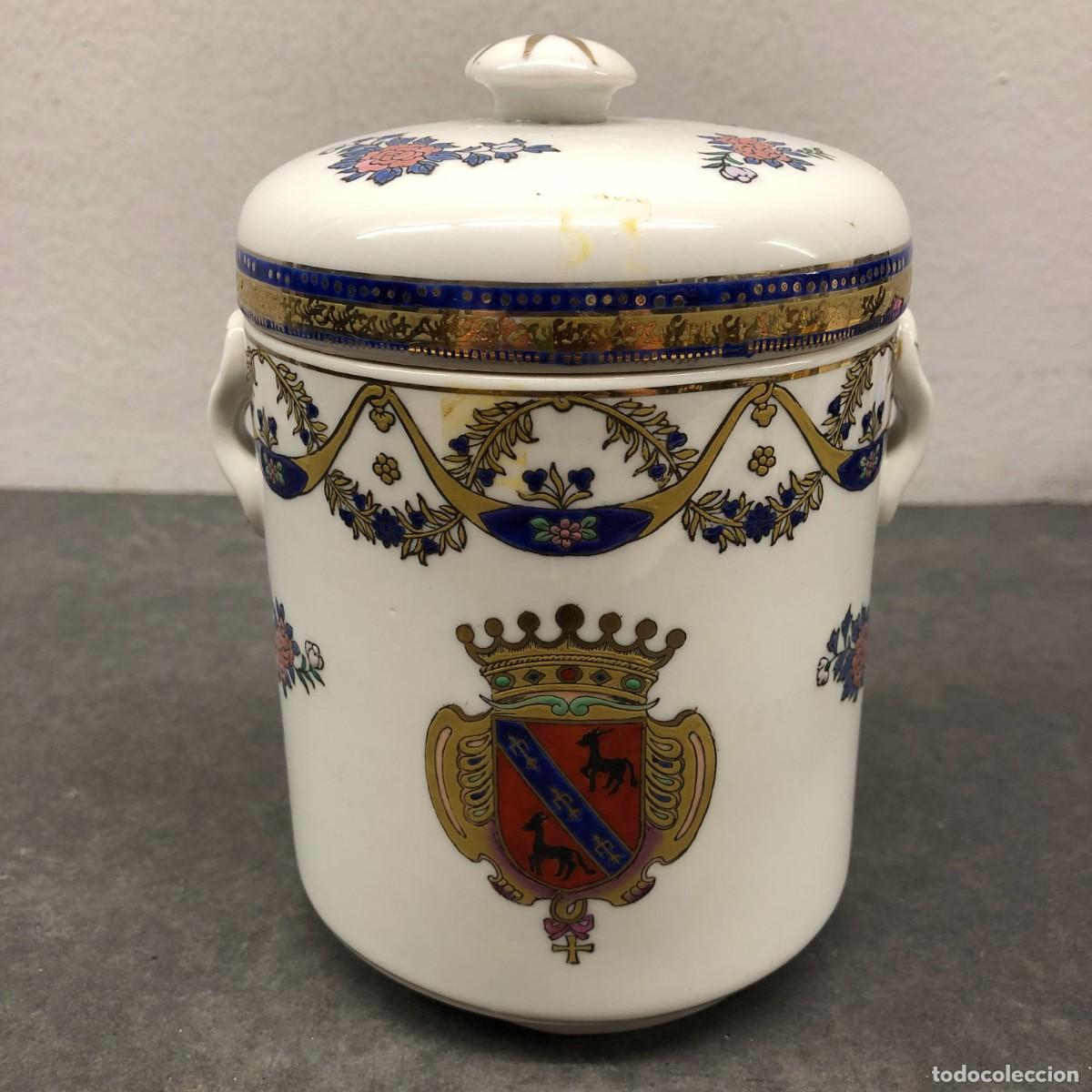Antig&uuml;edades: ANTIGUO AZUCARERO DE PORCELANA FRANCESA - MOTIVOS FLORALES - ESCUDO DE ARMAS - 17,5 X 12 CM / 1762