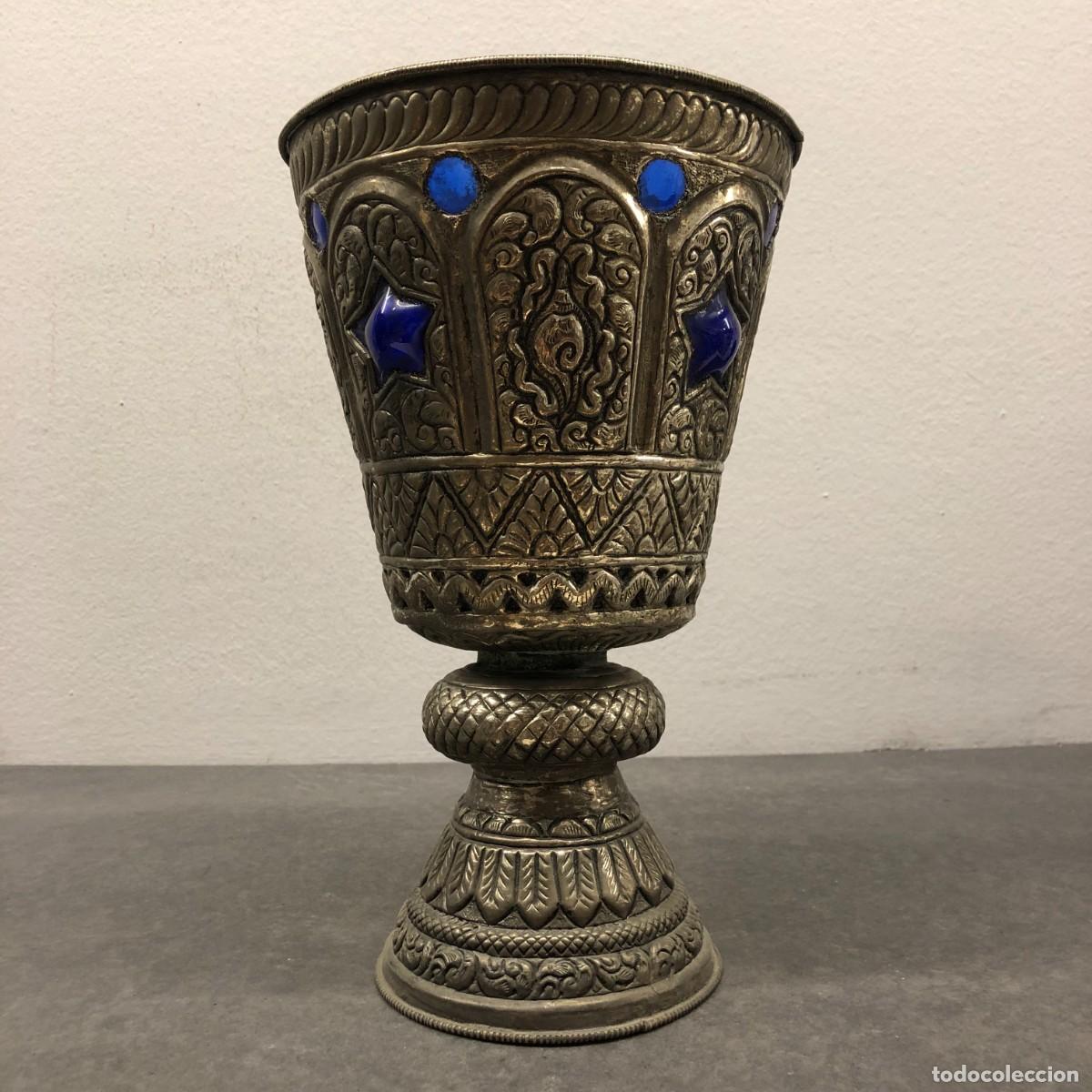 Antig&uuml;edades: GRAN COPA DE ESTILO ANTIGUO - METAL PLATEADO O BRONCE - ESMALTE DE COLOR AZUL - 29,5 X 19 CM / 1763