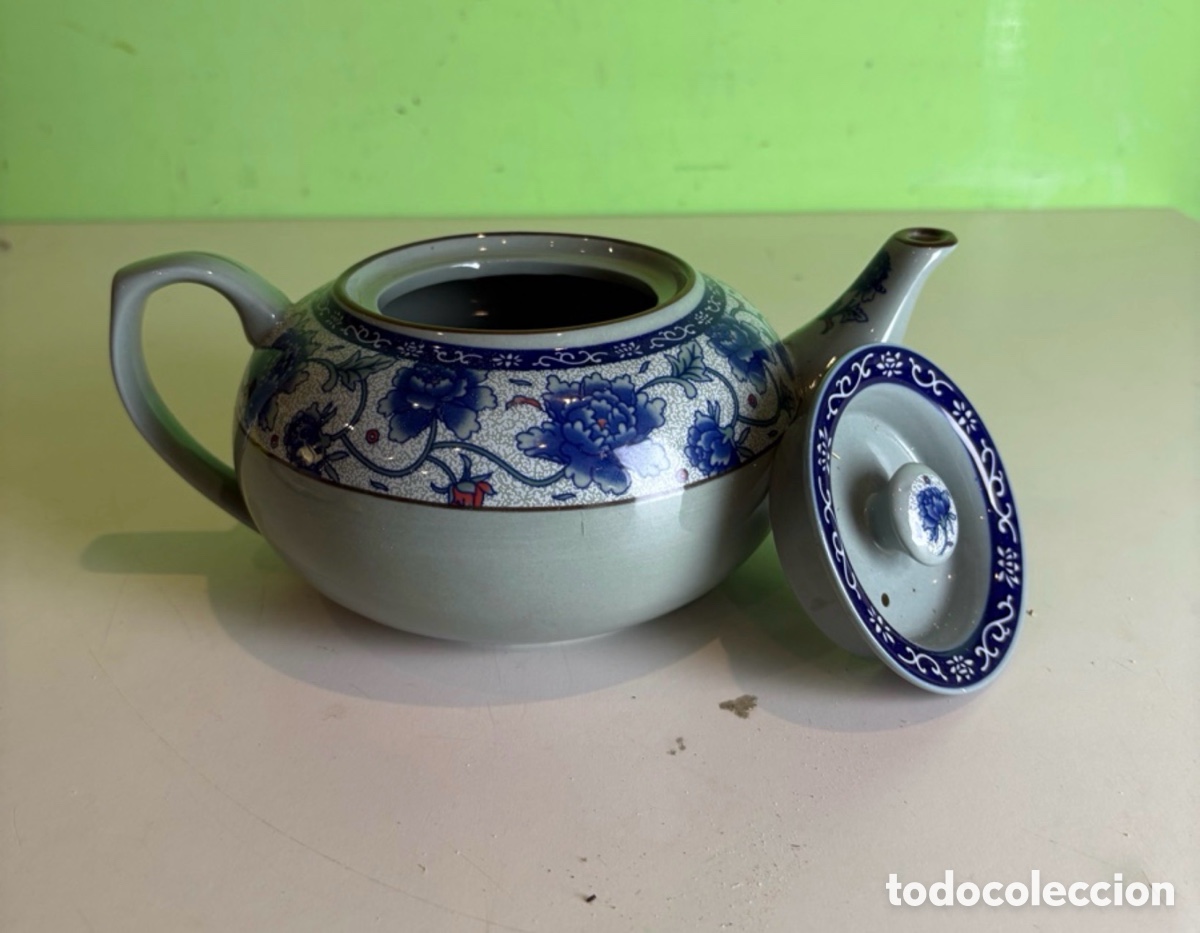 Antig&uuml;edades: Elegante tetera antigua de porcelana fina con tapa y decoraci&oacute;n floral azul de inspiraci&oacute;n oriental