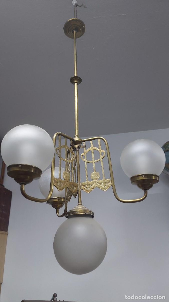 Antig&uuml;edades: Magn&iacute;fica Antigua l&aacute;mpara modernista en lat&oacute;n y cristal