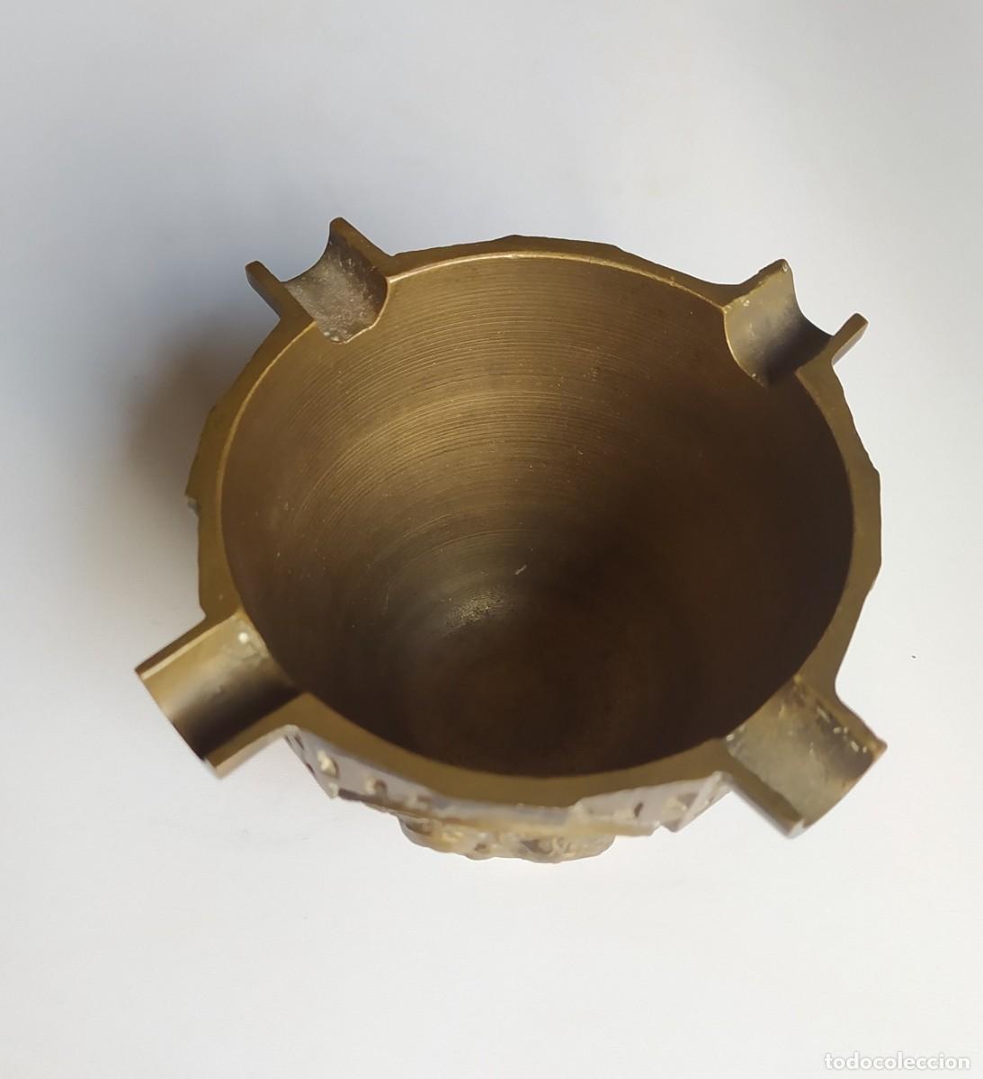 Antig&uuml;edades: antiguo cenicero de bronce con grabados a&ntilde;os 70