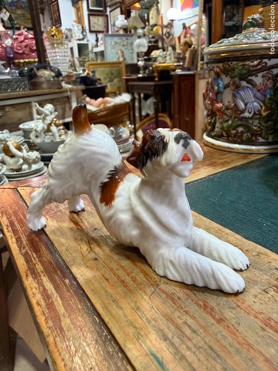 Antig&uuml;edades: ESCULTURA PERRO EN PORCELANA DE TREBOL - MEDIDA 12 CM