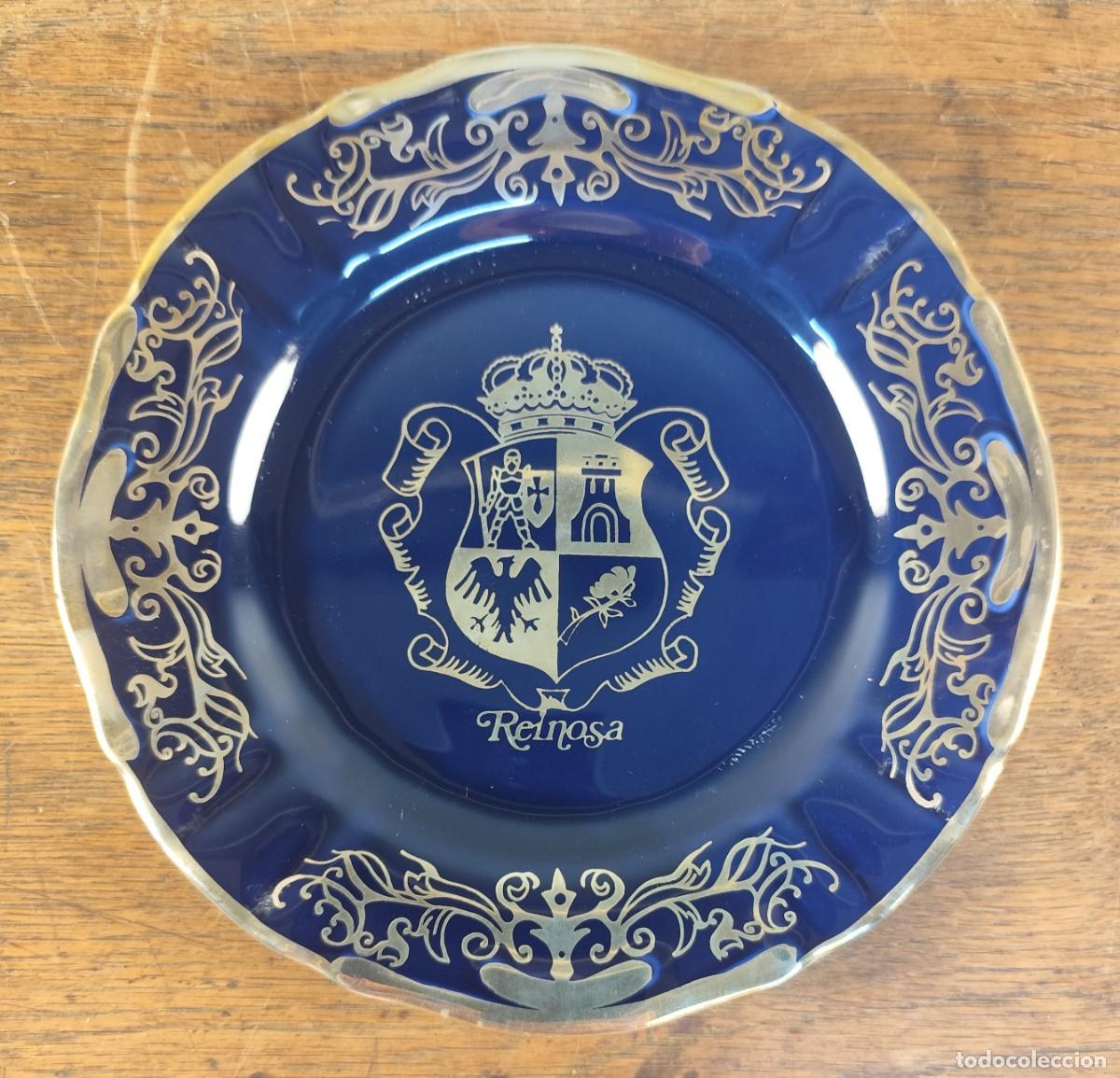 Antig&uuml;edades: Plato decorativo Reinosa con decoraci&oacute;n en oro siglo XX
