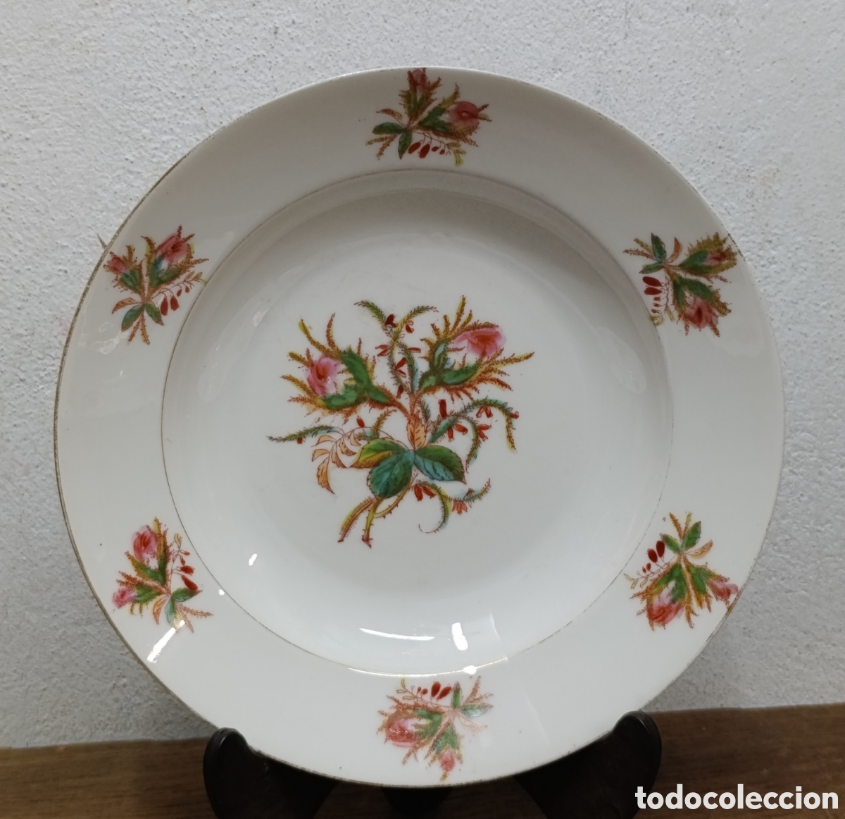 Antig&uuml;edades: ANTIGUO PLATO DE PORCELANA DE ESTILO CHINOISERIE CON MOTIVOS VEGATALES EN TONOS ROSAS Y VERDES.