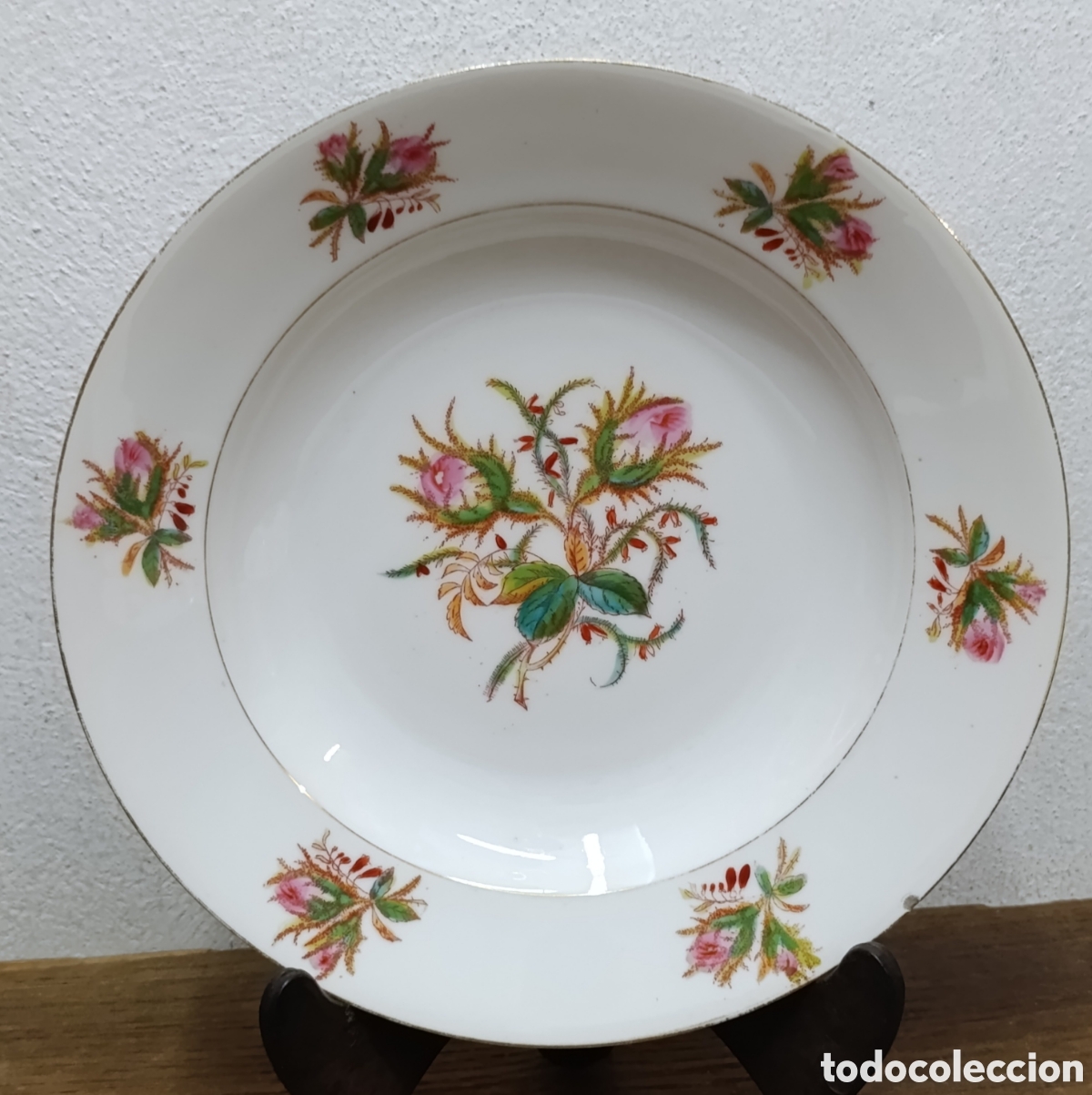 Antig&uuml;edades: ANTIGUO PLATO DE PORCELANA DE ESTILO CHINOISERIE CON MOTIVOS VEGATALES EN TONOS ROSAS Y VERDES.