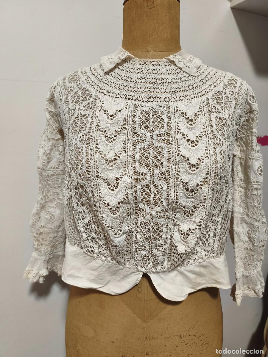 Antig&uuml;edades: CHAMBRA-BLUSA S.XIX-XX DE ENCAJE DE BOLILLO Y TIRA BORDADA