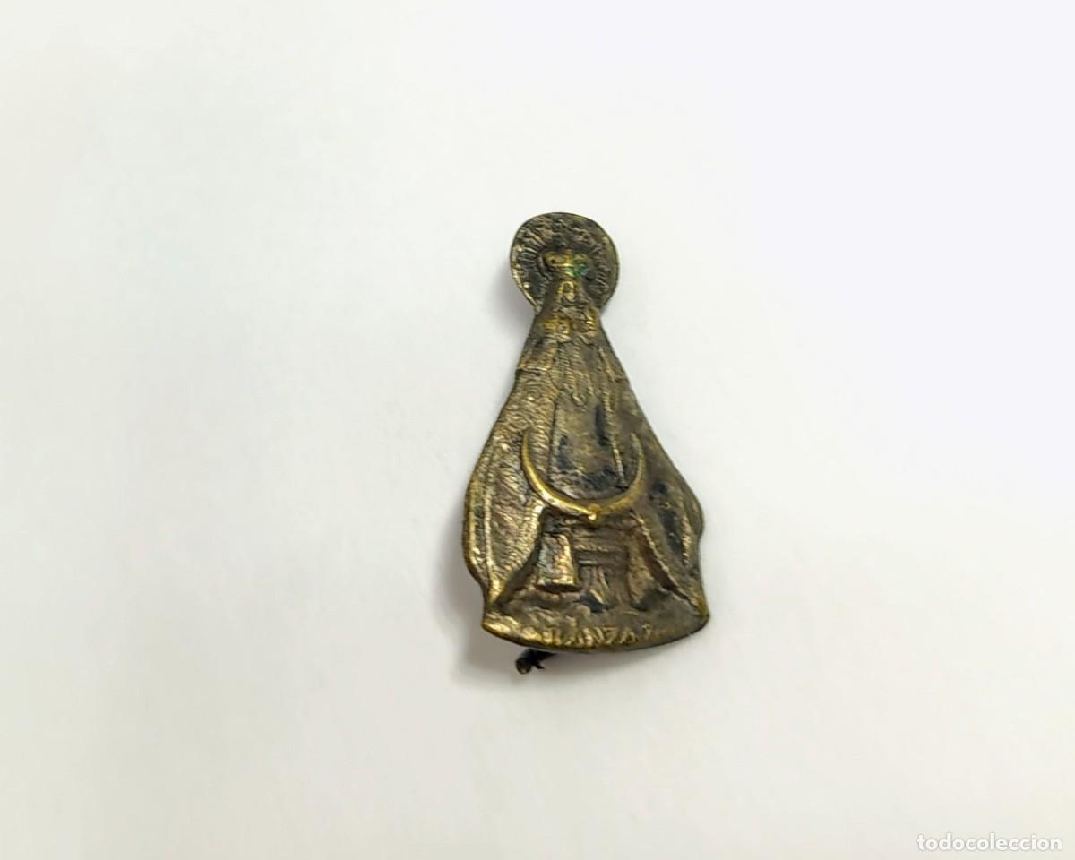Antig&uuml;edades: Broche religioso / Imperdible: VIRGEN SOBRE MEDIA LUNA (Guadalupe o Covadonga). M432