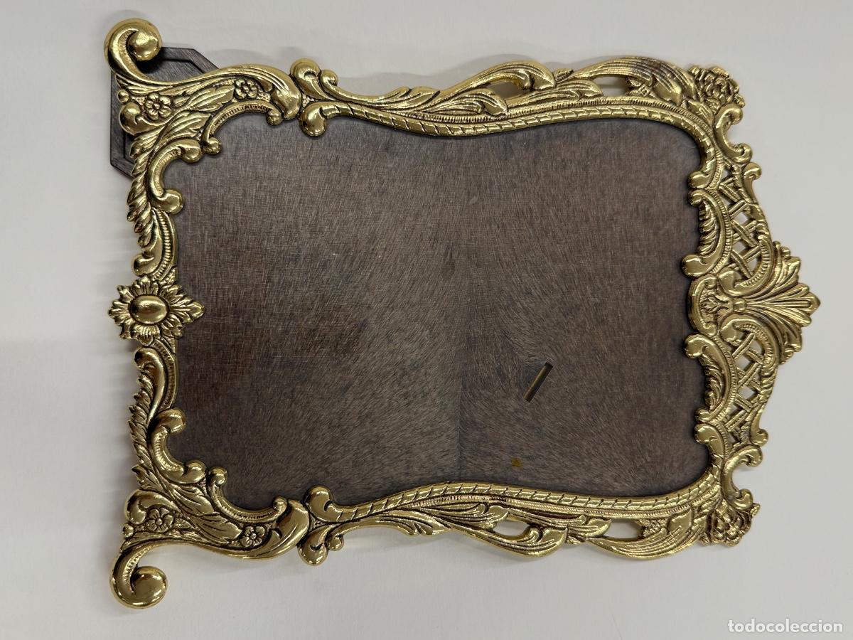 Antig&uuml;edades: Magnifico marco de fotos metalico de laton o simil. Mide 23x17cms.