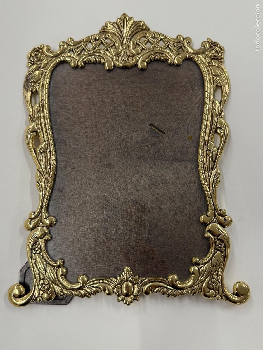 Antig&uuml;edades: Magnifico marco de fotos metalico de laton o simil. Mide 23x17cms.