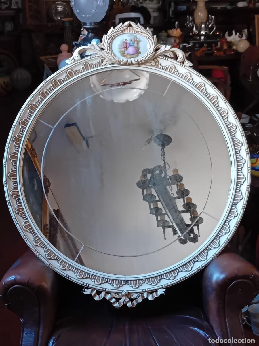 Antig&uuml;edades: Espejo redondo con copete con esmalte estilo LUIS XVI