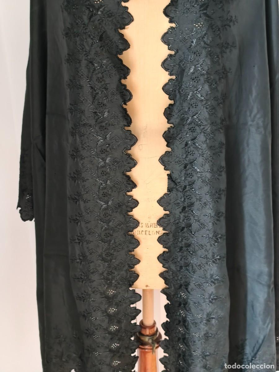 Antig&uuml;edades: ANTIGUA MANTILLA EN SEDA BORDADA IDEAL INDUMENTAR&Iacute;A