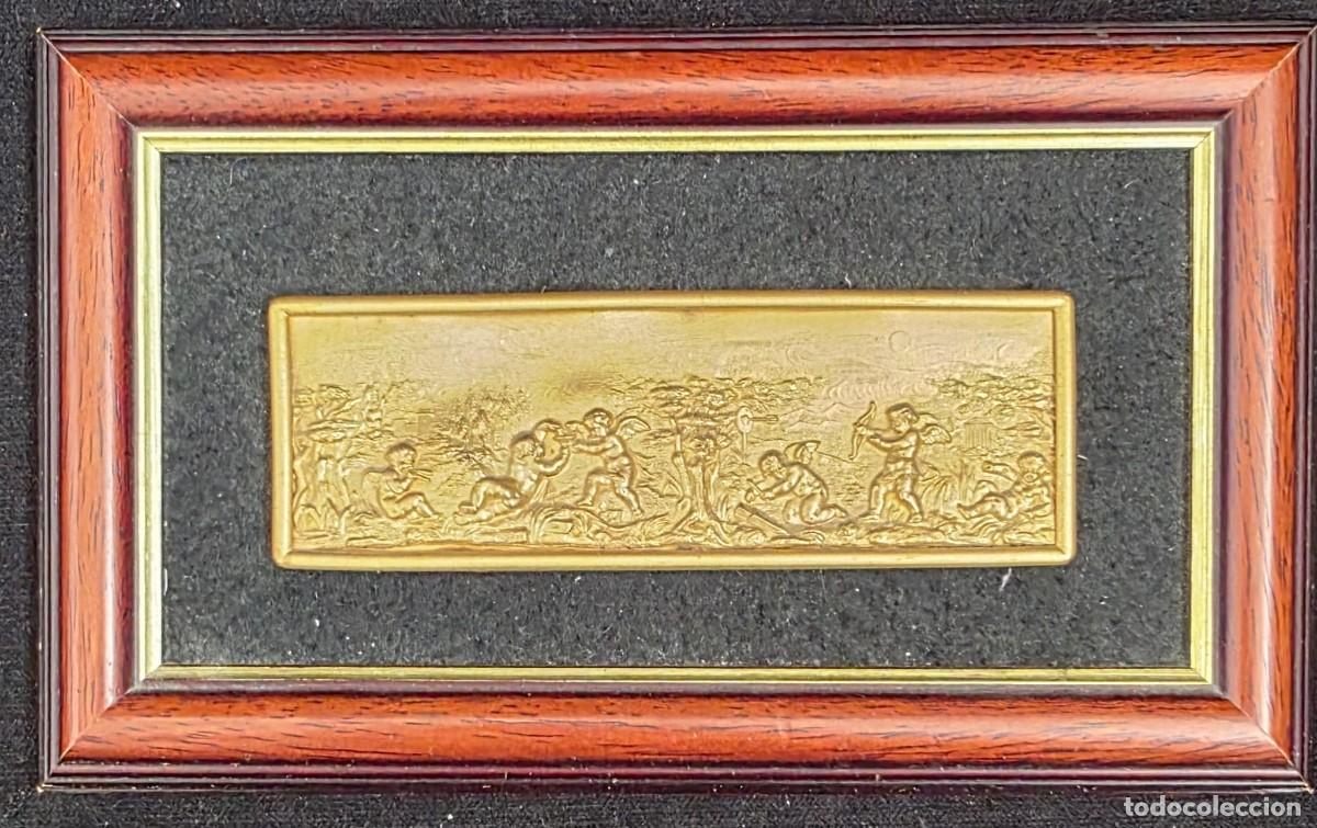 Antig&uuml;edades: Cuadro con Placa en Relieve Dorada &ndash; Escena Mitol&oacute;gica con Querubines &ndash; Enmarcado en Madera