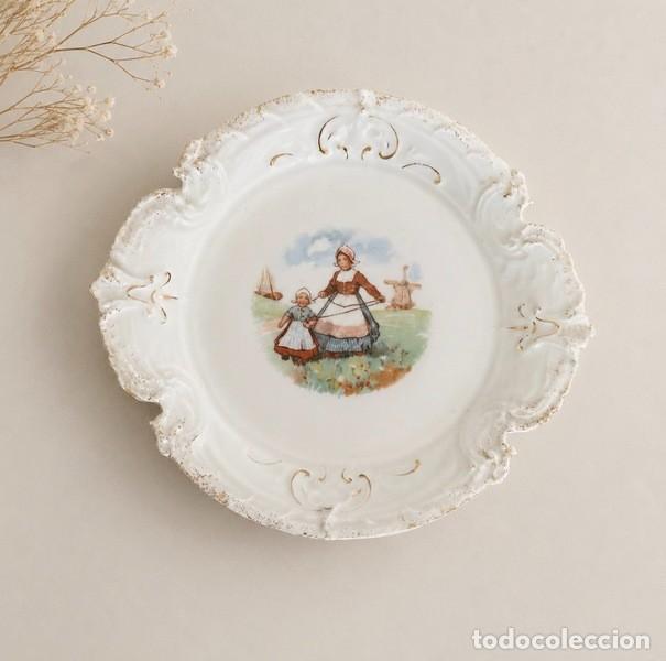 Antig&uuml;edades: PLATO DE PORCELANA CON MOTIVOS HOLANDESES, DE POSTRE O DECORACI&Oacute;N