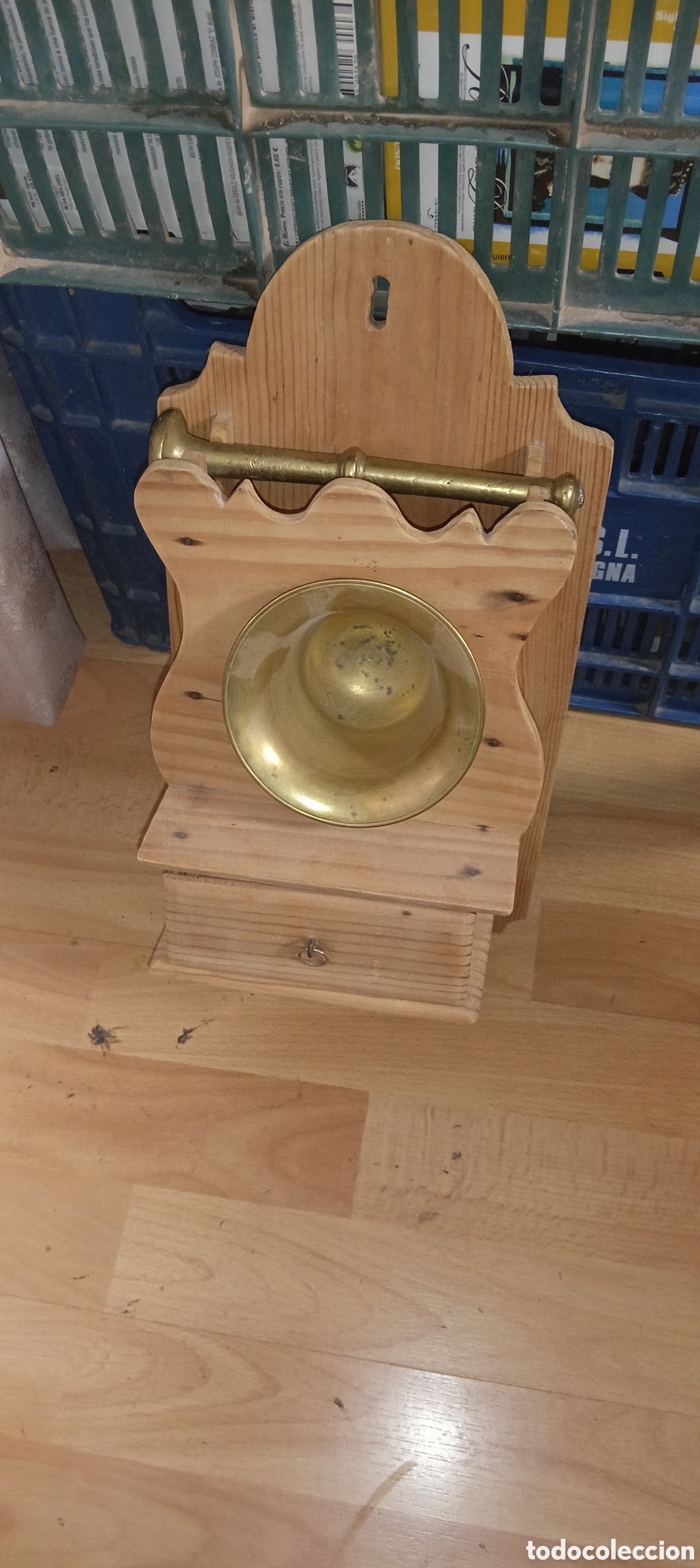Antig&uuml;edades: Almicero de madera y bronce