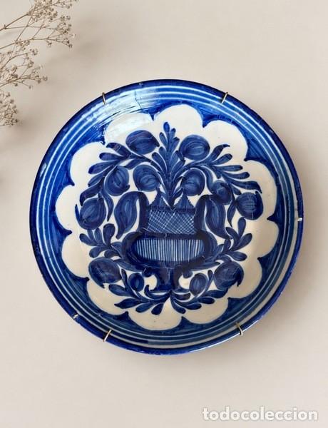 Antig&uuml;edades: PLATO HONDO DE CER&Aacute;MICA DE MANISES, DECORADO EN AZUL, FIRMADO EN LA BASE