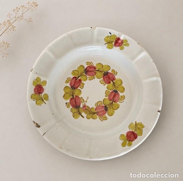 Antig&uuml;edades: PLATO DE MANISES DECORADO CON FLORES , FIRMADO EN LA BASE